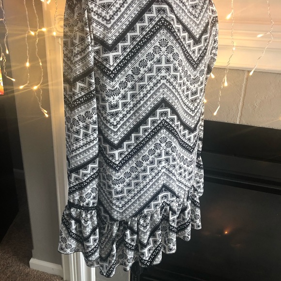 Black and white asymmetrical top. - Picture 3 of 6